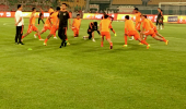 2. Saison in China, Praxis läuft weiter Aufwärmen und Training von Shandong Luneng, Atlasprof Detlef Müller berichtet aus China